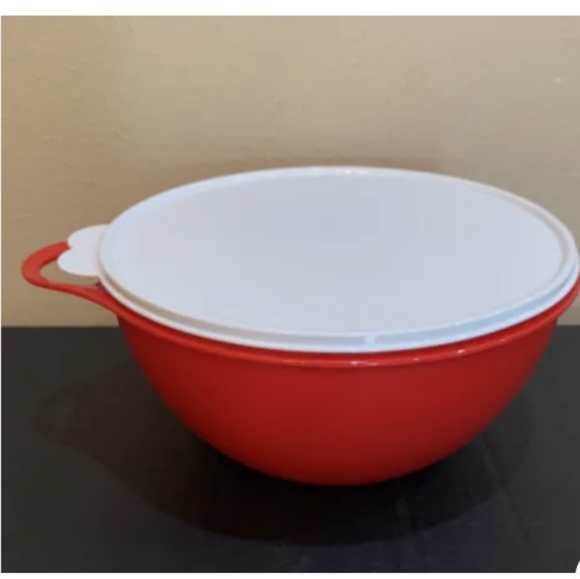 Tupperware Thatsa Mixing Bowl Medium Holidays Red & White Color 19 Cup capacity! - Picture 8 of 11